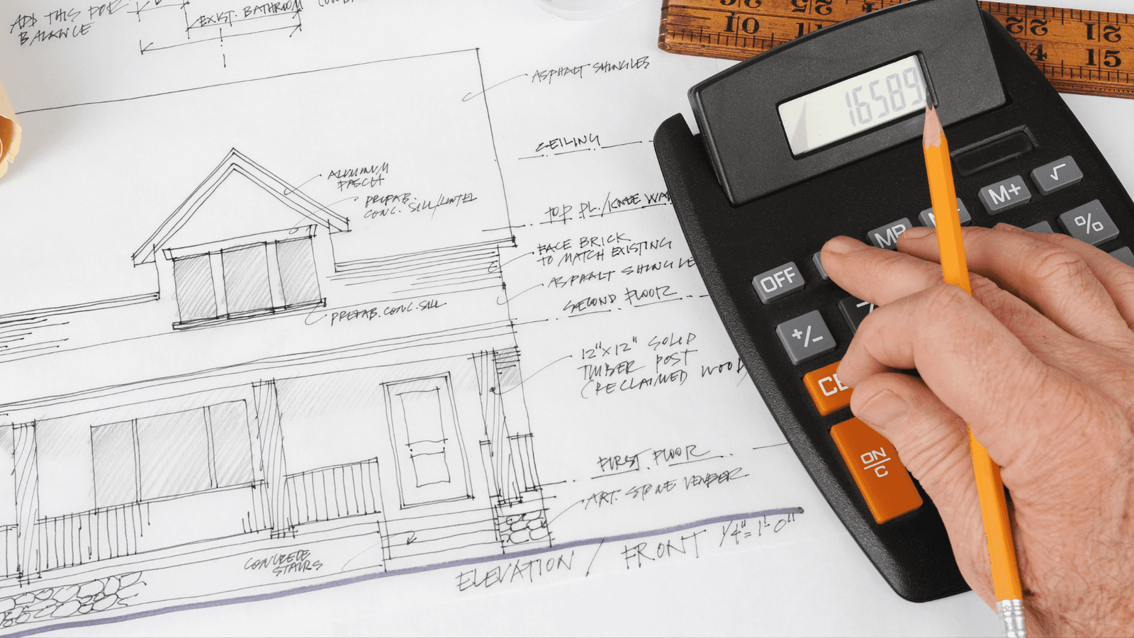 Un plan architectural détaillé d'une maison est étendu sur une table, avec des annotations et des mesures. Une main tenant un crayon repose sur une calculatrice, suggérant le calcul des coûts du projet.