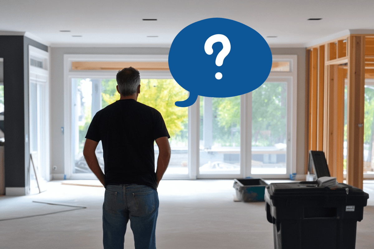 Homme observant l'intérieur d'une maison en rénovation avec des travaux en cours et une bulle de questionnement illustrée.