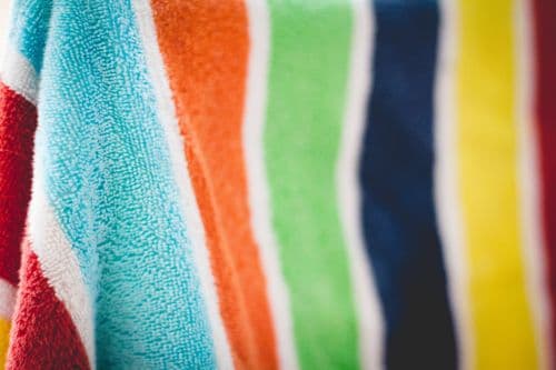 Colourful bath towel_RenoQuotes_serviette de bain colorée_soumissionrenovation