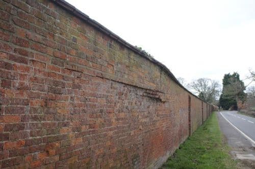ventre de boeuf dans mur de briques_bulging brick wall exterior