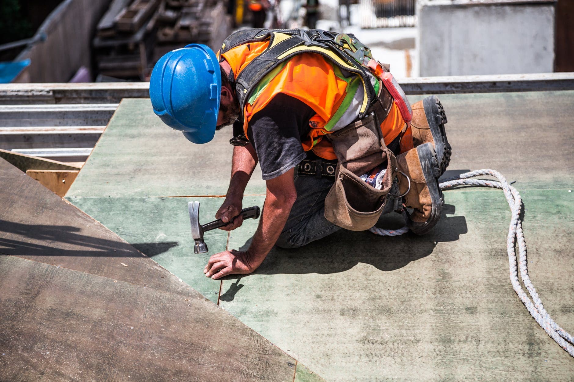 travailleur sur un toit_personne se lavant les mains_Entrepreneur en rénovation: ce qu'il faut savoir sur la réouverture des chantiers de construction